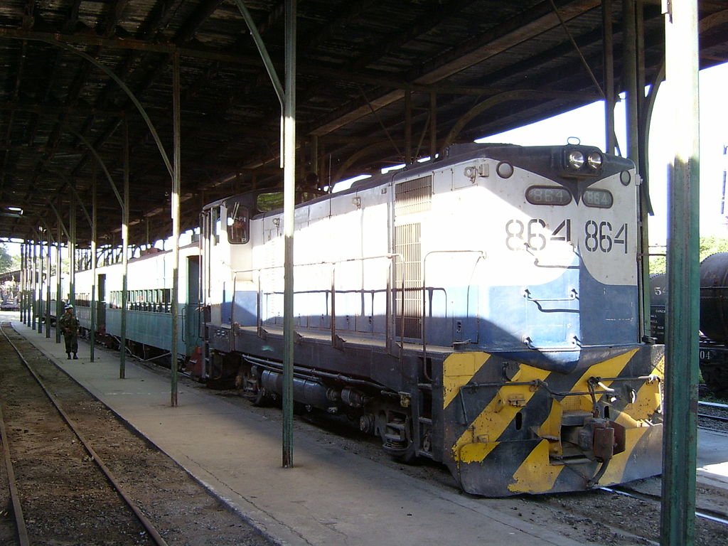 Passenger train at San Salvador Oriente station